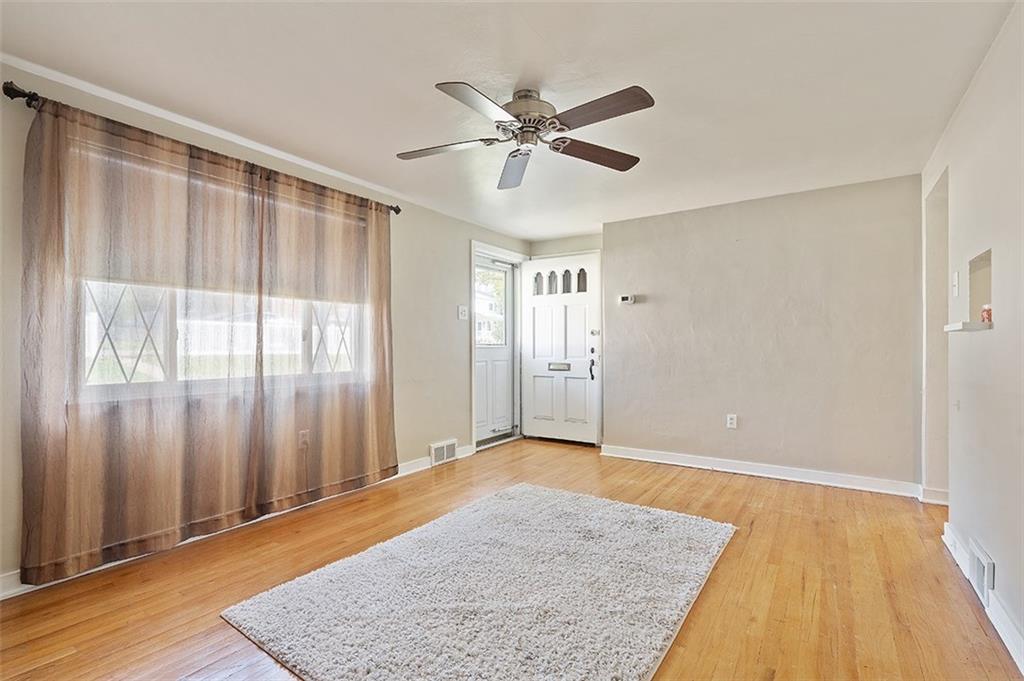 124 Lougeay Road Pittsburgh, PA 15235 - Photo 4 of 19 Gallery Image 4