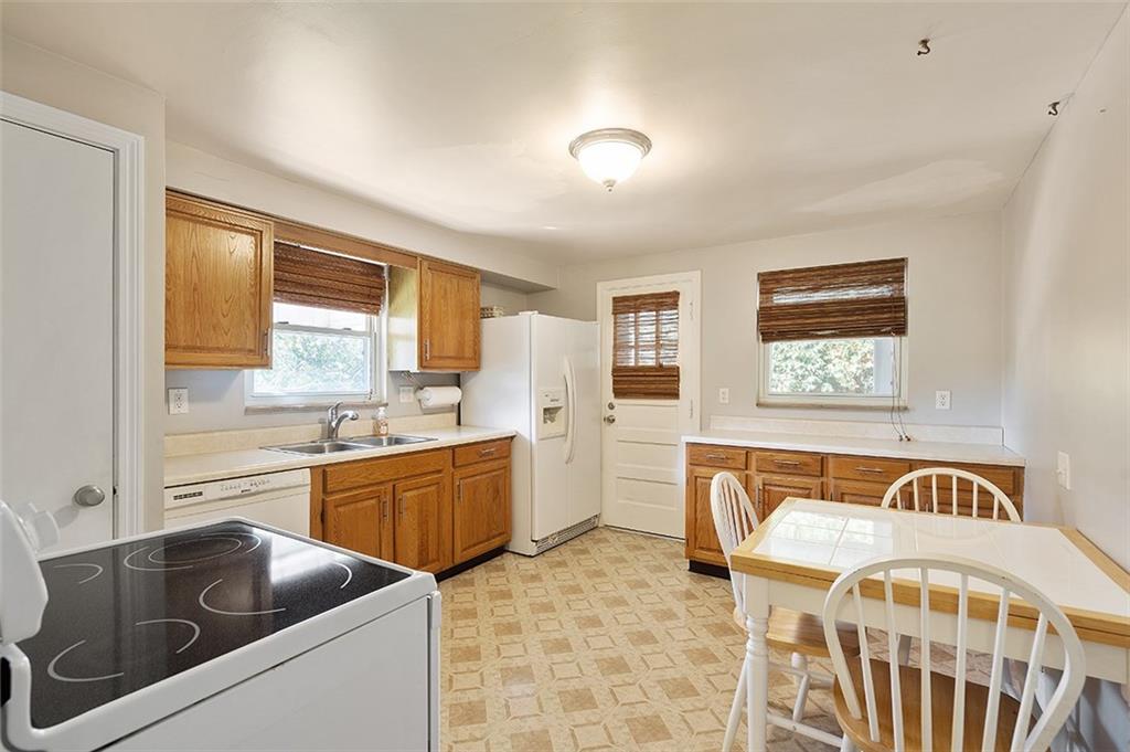 124 Lougeay Road Pittsburgh, PA 15235 - Photo 5 of 19 Gallery Image 5