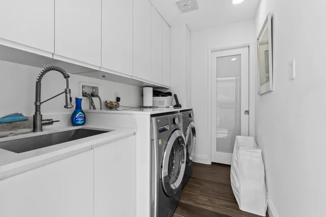 a view of a back yard