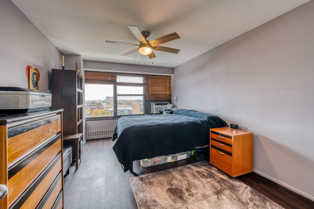 6030 North Sheridan Road, Unit 809 Chicago, IL 60660 - Photo 17 of 17 a bedroom with a bed and a window