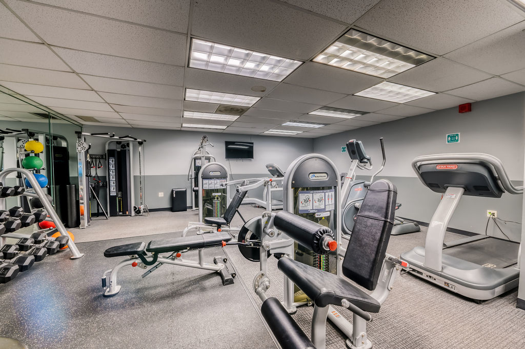 6030 North Sheridan Road, Unit 809 Chicago, IL 60660 - Photo 3 of 17 a view of a room with gym equipment