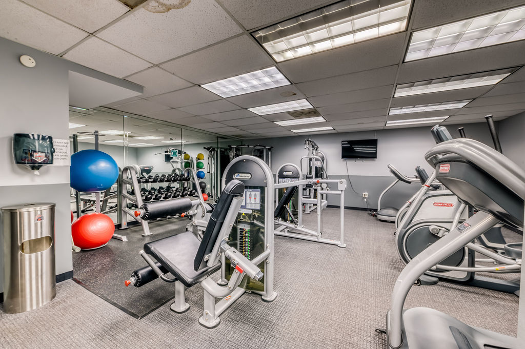 6030 North Sheridan Road, Unit 809 Chicago, IL 60660 - Photo 4 of 17 a view of a room with gym equipment