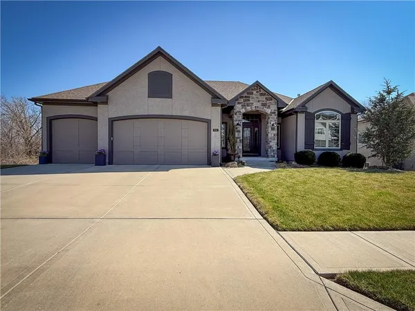 $775,000 | 814 Creekmoor Drive, Raymore, MO 64083