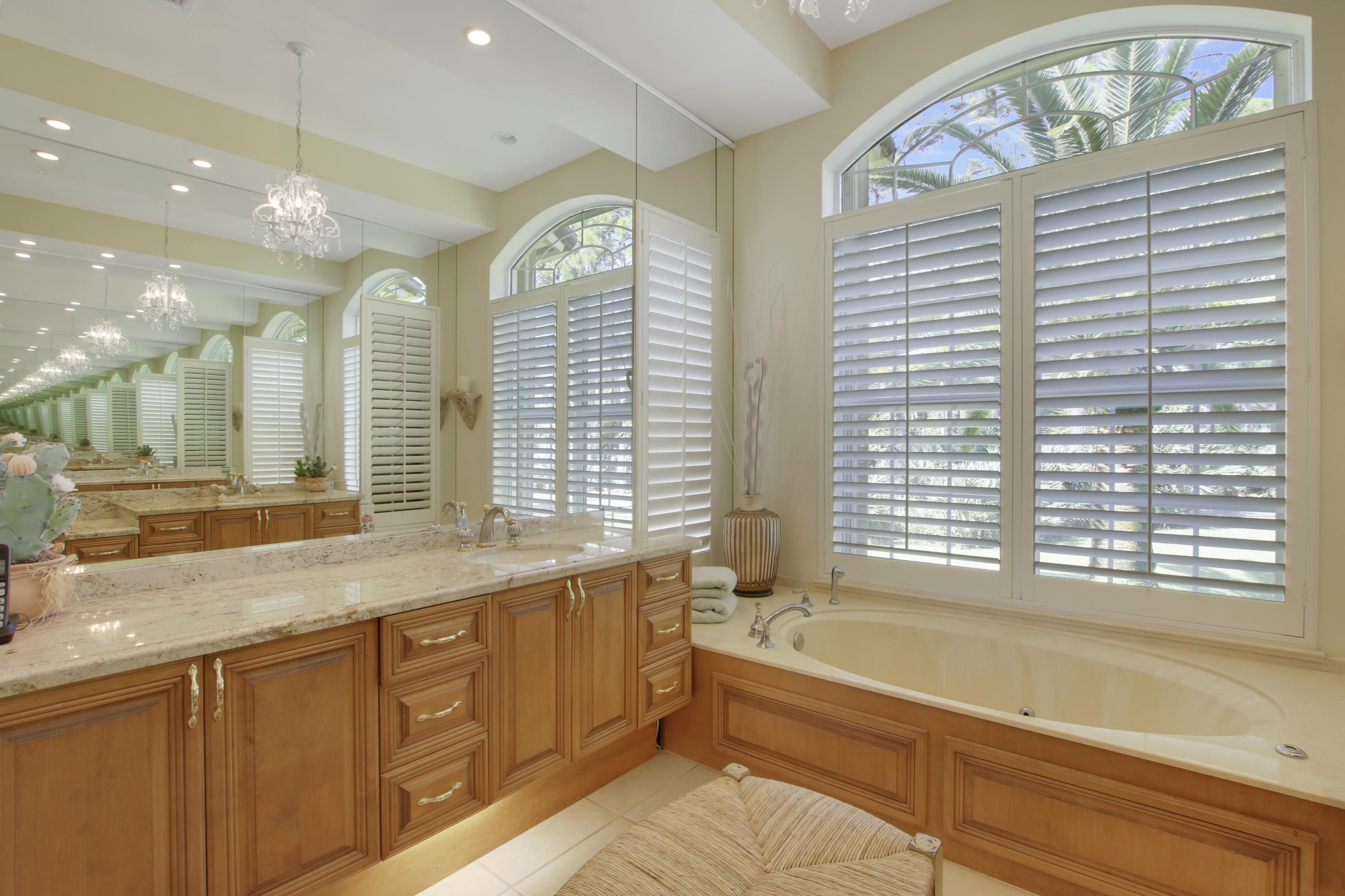19051 Southeast Crosswinds Road Jupiter, FL 33478 - Photo 32 of 41 Jetted Tub with view