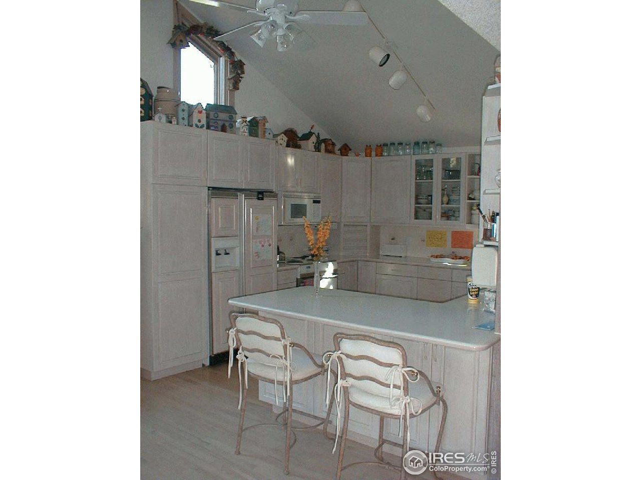 207 East Kelly Road Boulder, CO 80302 - Photo 7 of 10 a kitchen with a table and chairs