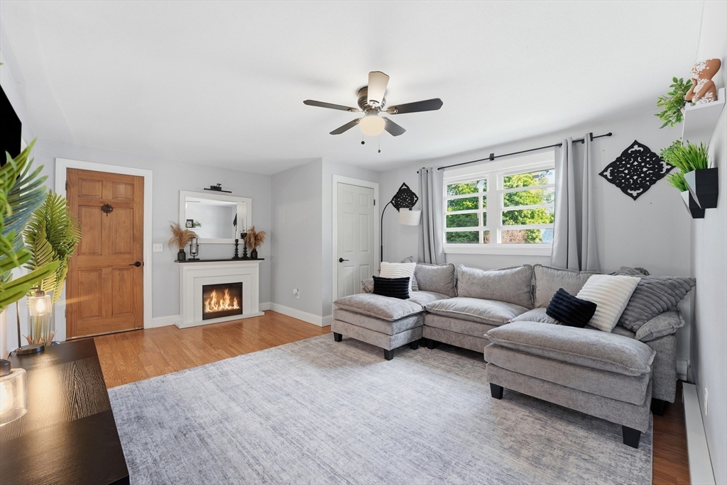445 Old Field Road Chicopee, MA 01013 - Photo 3 of 39