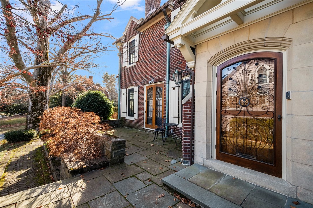 82 Freeman Parkway Providence, RI 02906 - Photo 4 of 48