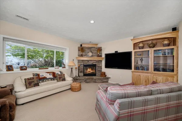 $879,900 | 8816 East Woodland Park Drive, Spokane, WA 99217