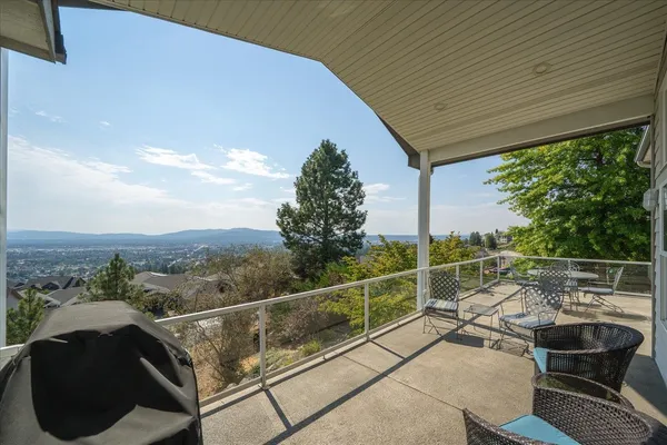 $879,900 | 8816 East Woodland Park Drive, Spokane, WA 99217