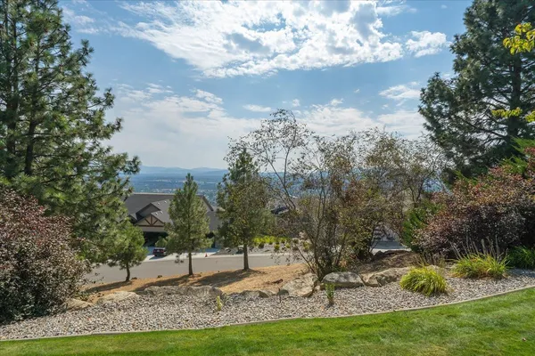 $879,900 | 8816 East Woodland Park Drive, Spokane, WA 99217