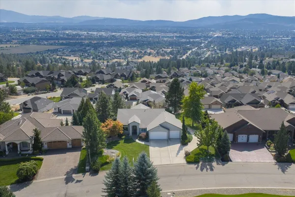 $879,900 | 8816 East Woodland Park Drive, Spokane, WA 99217