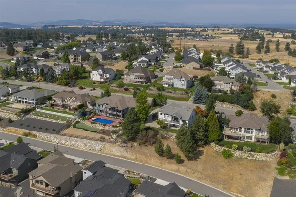 $879,900 | 8816 East Woodland Park Drive, Spokane, WA 99217