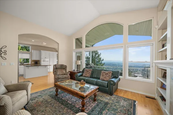 $879,900 | 8816 East Woodland Park Drive, Spokane, WA 99217