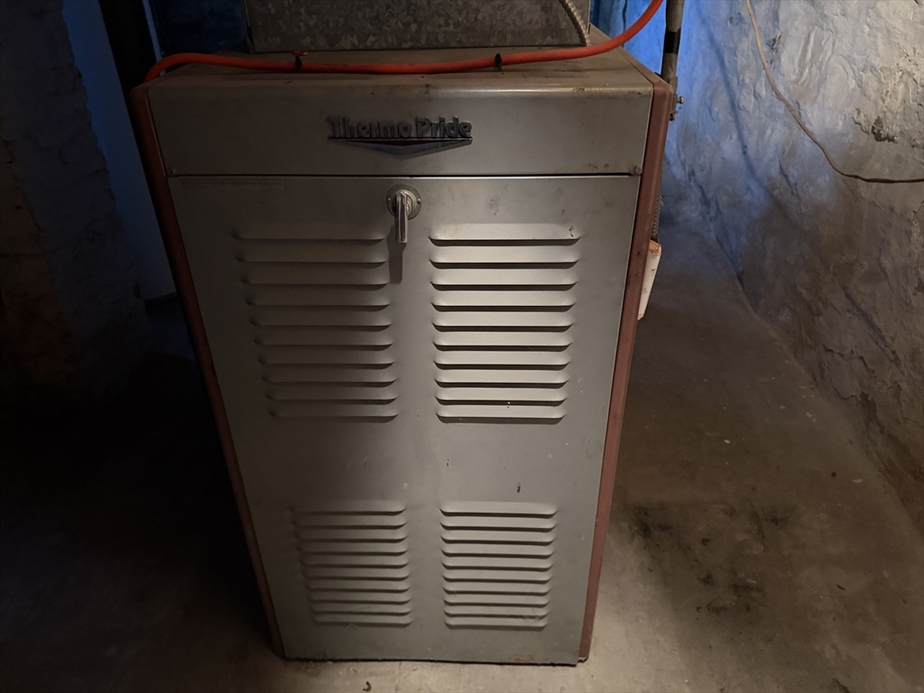 386 June Street Worcester, MA 01602 - Photo 12 of 16 a view of entryway