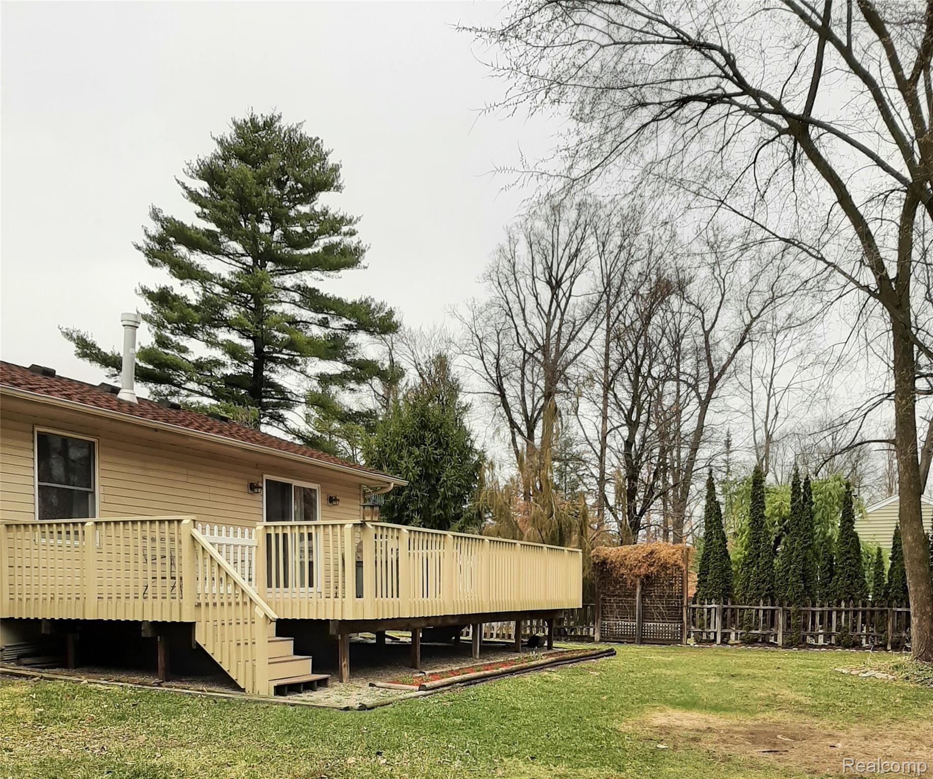 6 exterior deck b (2).jpg