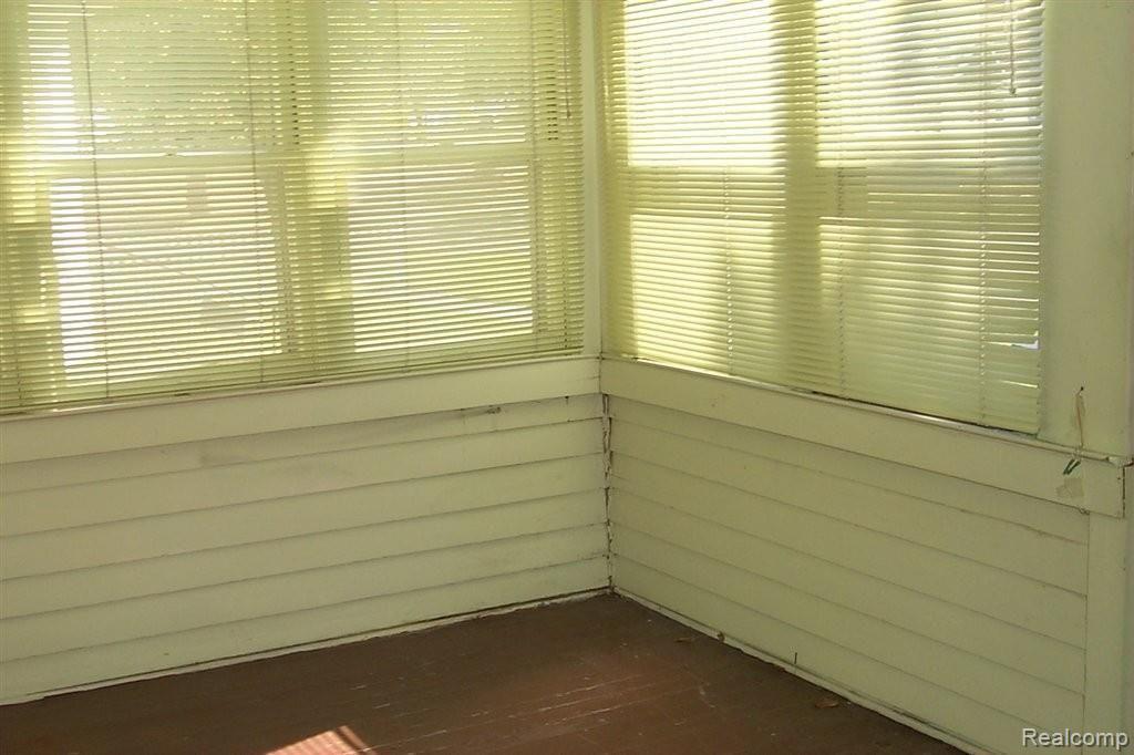 609 East Kennett Road Pontiac, MI 48340 - Photo 8 of 9 enclosed front porch.JPG