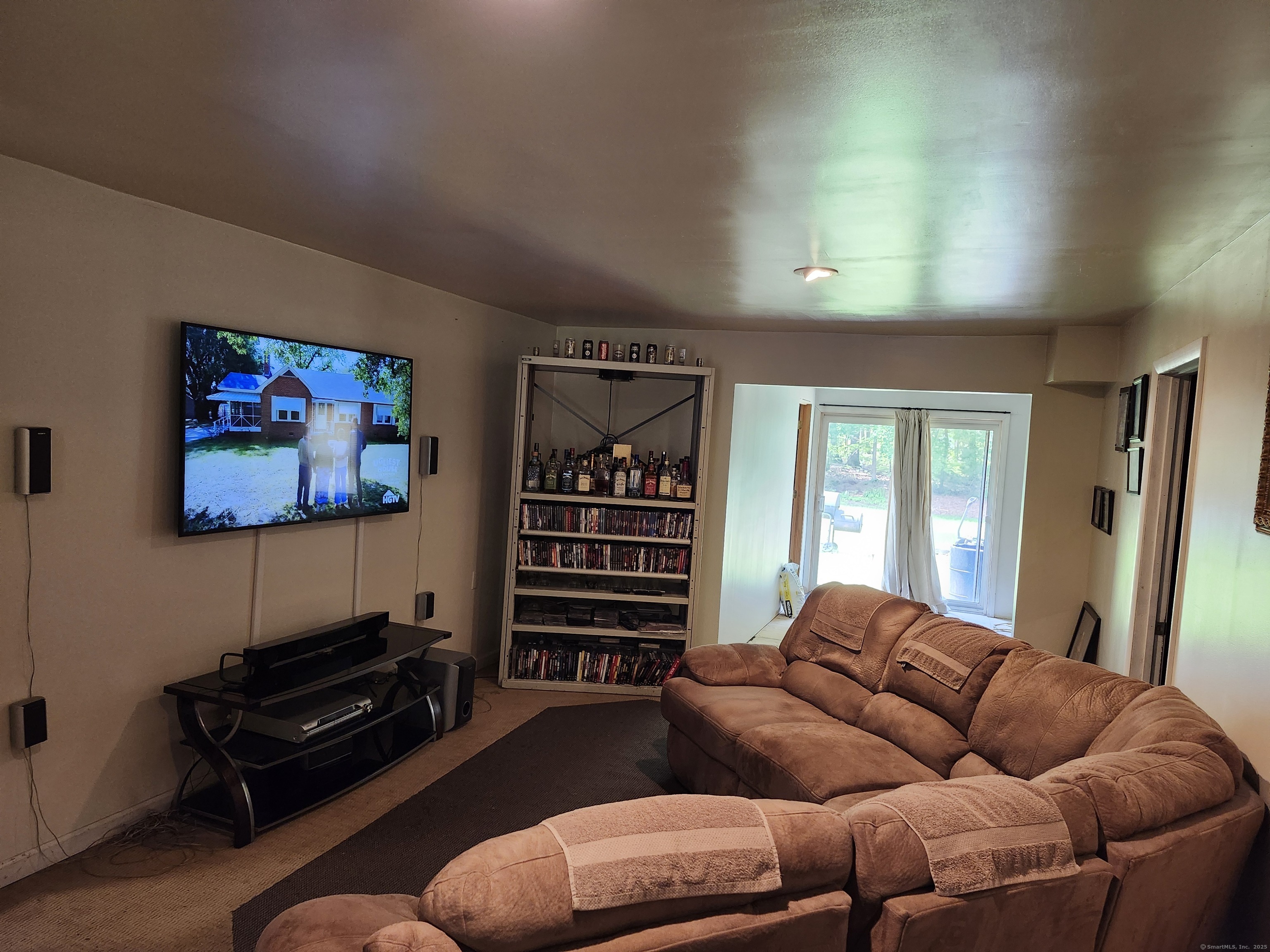 39 Loren Circle Windsor, CT 06095 - Photo 8 of 16 a livingroom with furniture and a flat screen tv