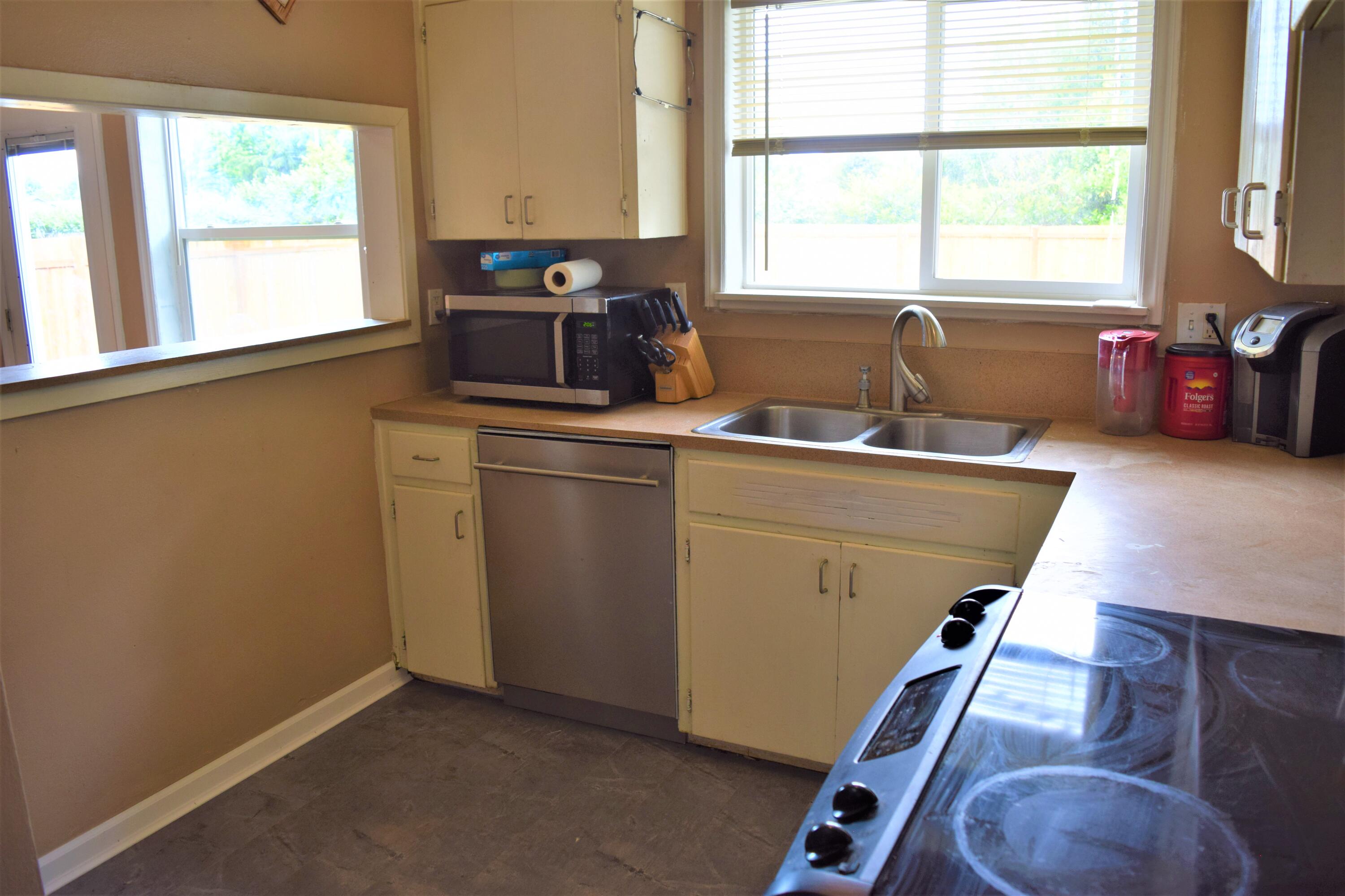 1955 Carter Lane Springfield, OR 97477 - Photo 8 of 17 DSC_0094