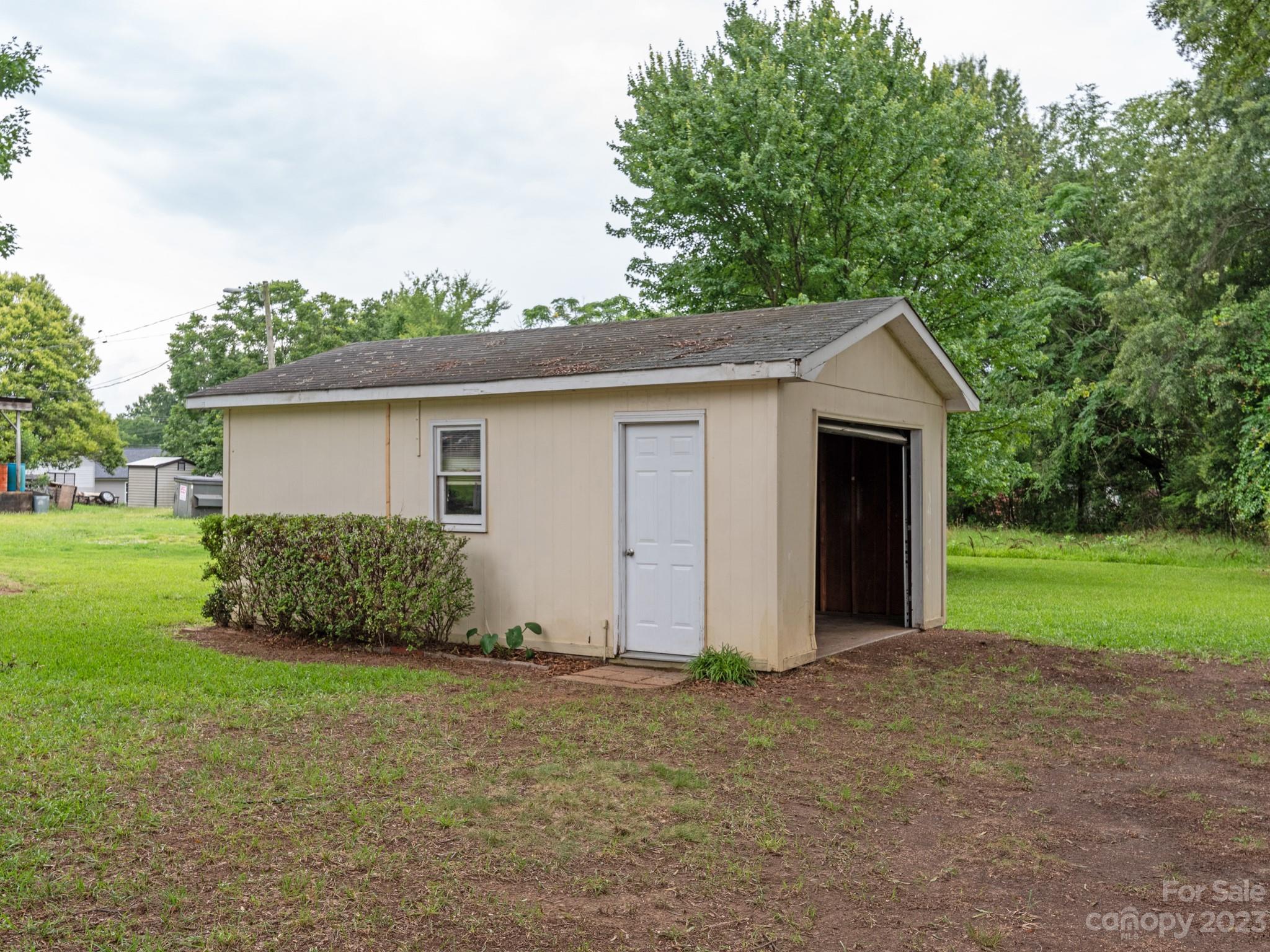 342 Union Cemetery Road Southwest Concord, NC 28027 - Photo 20 of 30 a front view of house with yard and green space