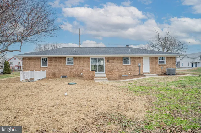a view of a house with a backyard