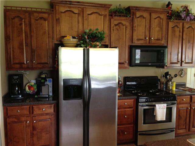 2337 Glennridge Road Columbia, TN 38401 - Photo 8 of 20 Stainless appliances, tons of cabinets!