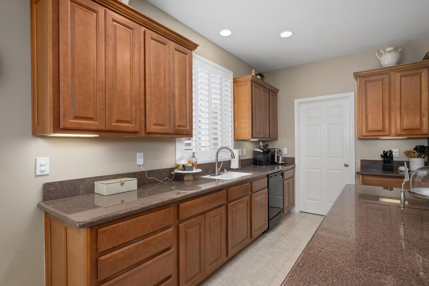 2808 Almond Avenue Sanger, CA 93657 - Photo 7 of 24