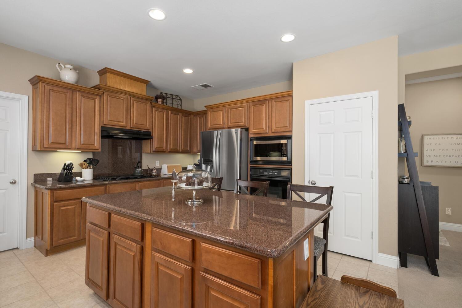 2808 Almond Avenue Sanger, CA 93657 - Photo 8 of 24