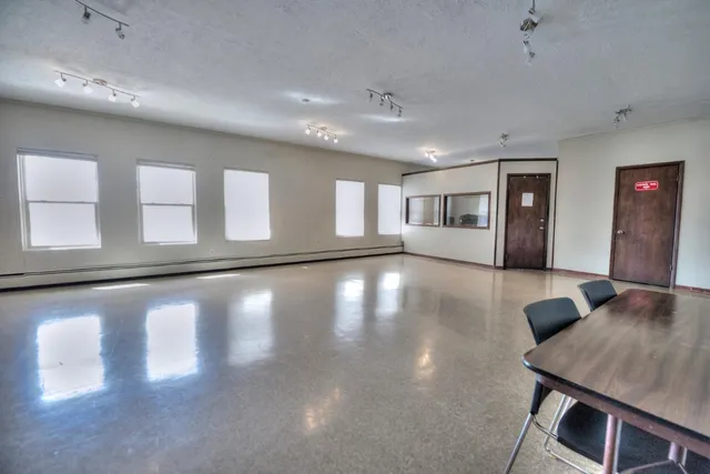 a view of a livingroom with furniture