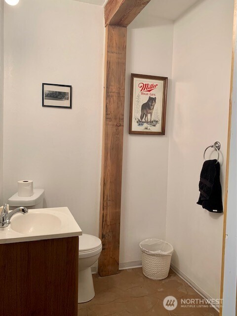 35 Low Ridge Road Malo, WA 99150 - Photo 21 of 40 a bathroom with a toilet a sink and mirror