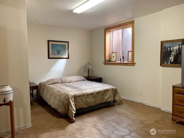 35 Low Ridge Road Malo, WA 99150 - Photo 22 of 40 a bedroom with a bed and a window