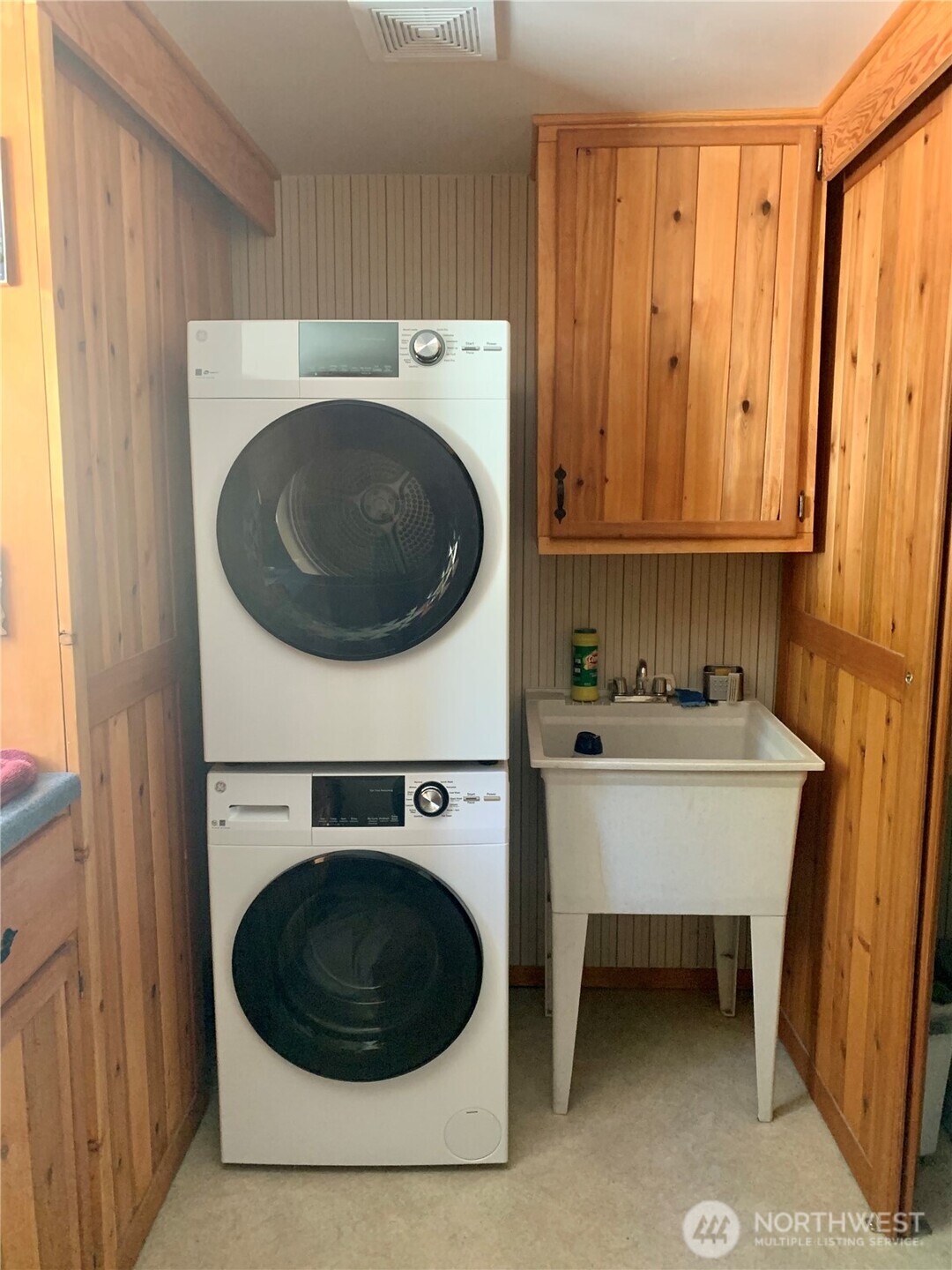 35 Low Ridge Road Malo, WA 99150 - Photo 24 of 40 a utility room with dryer and washer