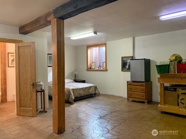 35 Low Ridge Road Malo, WA 99150 - Photo 24 of 38 a bedroom with a bed and a television in it