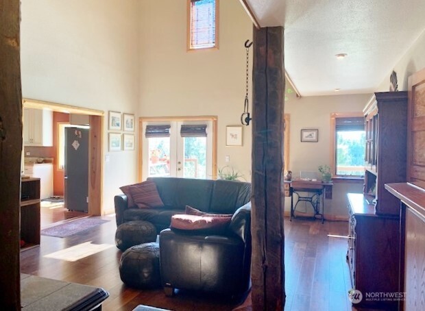35 Low Ridge Road Malo, WA 99150 - Photo 10 of 40 a living room with furniture and a potted plant