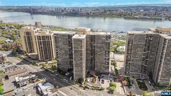 $529,000 | 300 Winston Drive, Unit L1, Cliffside Park, NJ 07010