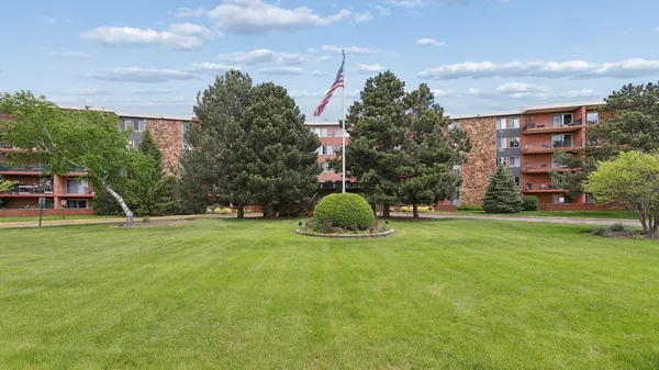$154,900 | 18 East Old Willow Road, Unit 213N, Prospect Heights, IL 60070