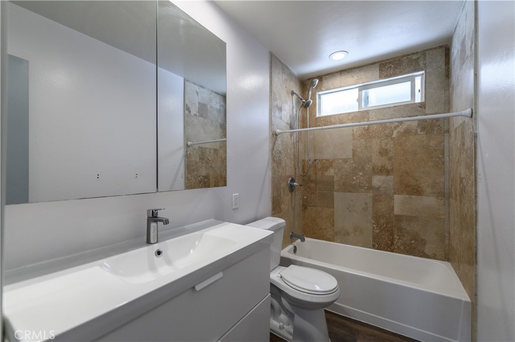 2 Hollowglen, Unit 7 Irvine, CA 92604 - Photo 19 of 31 a bathroom with a sink mirror toilet and bathtub