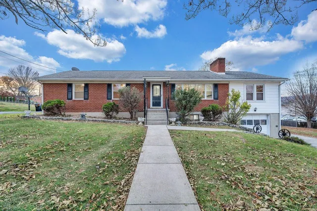 a view of a yard in front of house