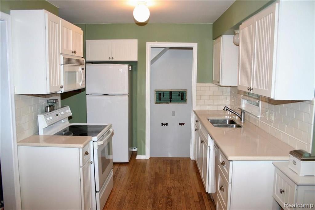 3270 Cumberland Road Berkley, MI 48072 - Photo 5 of 23