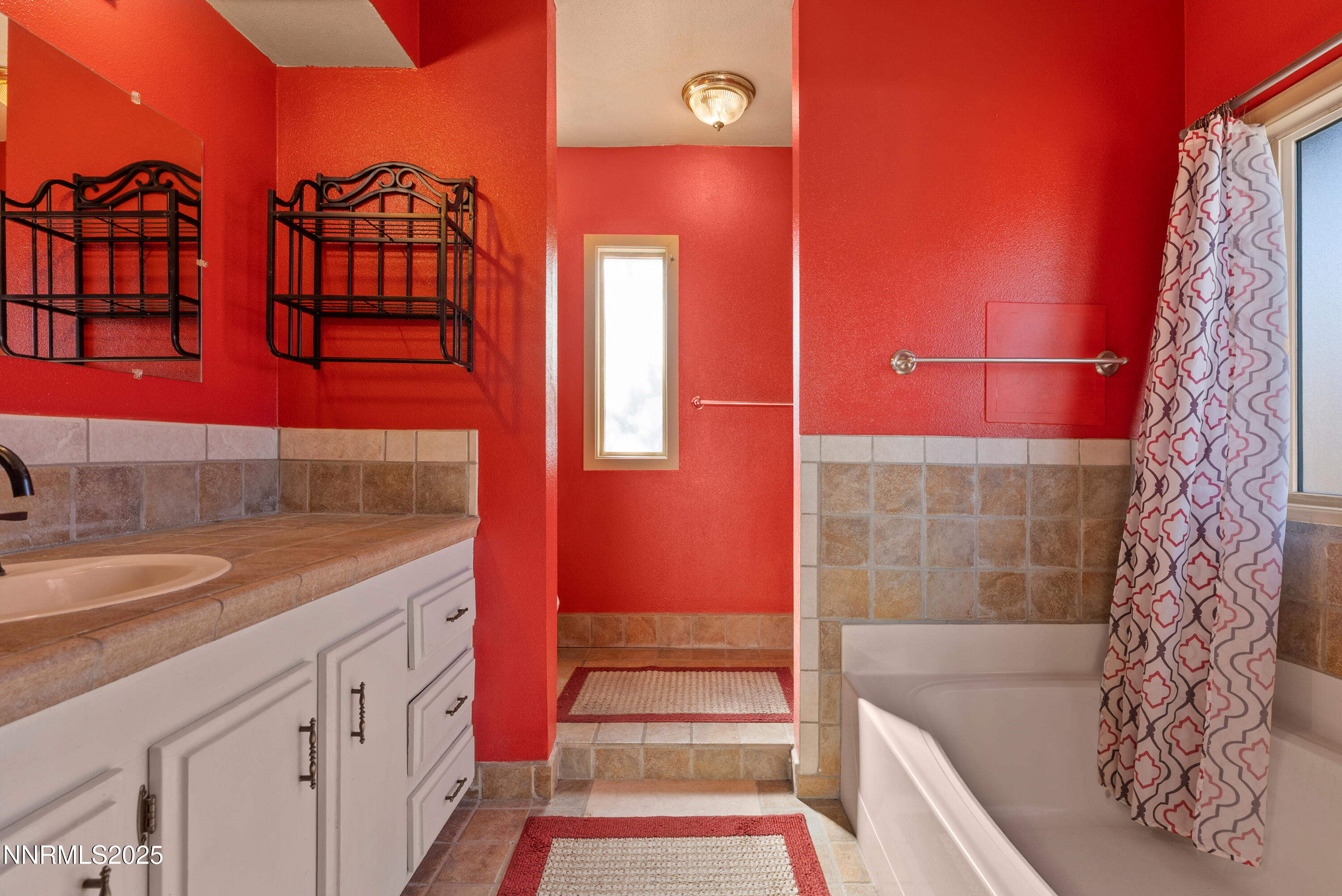 325 Parkland Way Fernley, NV 89408 - Photo 20 of 35 a bathroom with a bathtub and shower