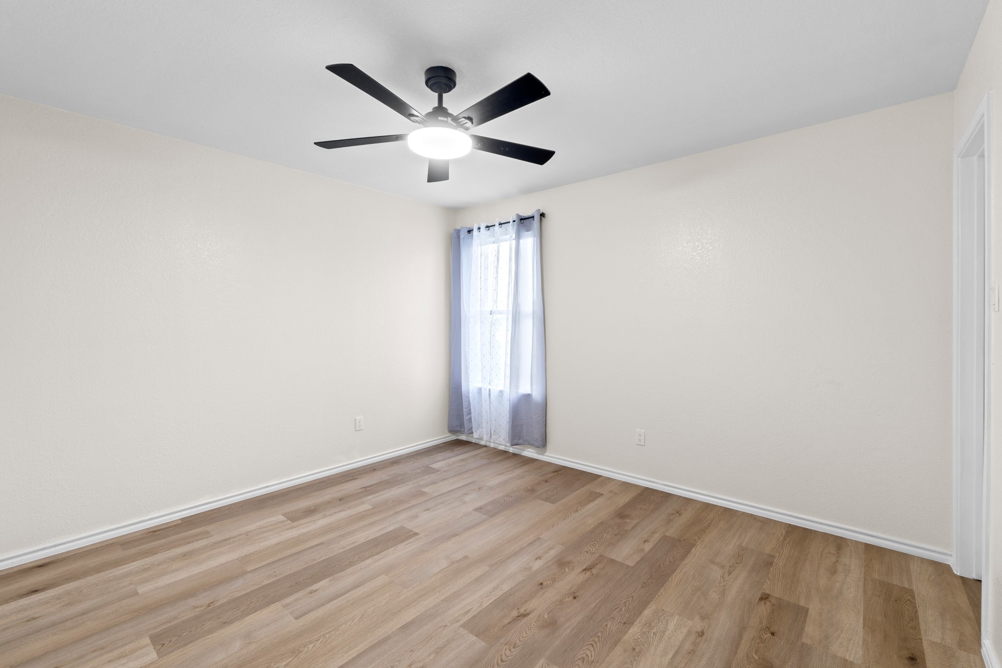 3811 Laurel Ridge Drive Round Rock, TX 78665 - Photo 28 of 35 an empty room with wooden floor and windows