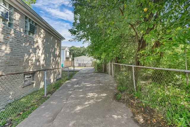 a view of a backyard with pathway