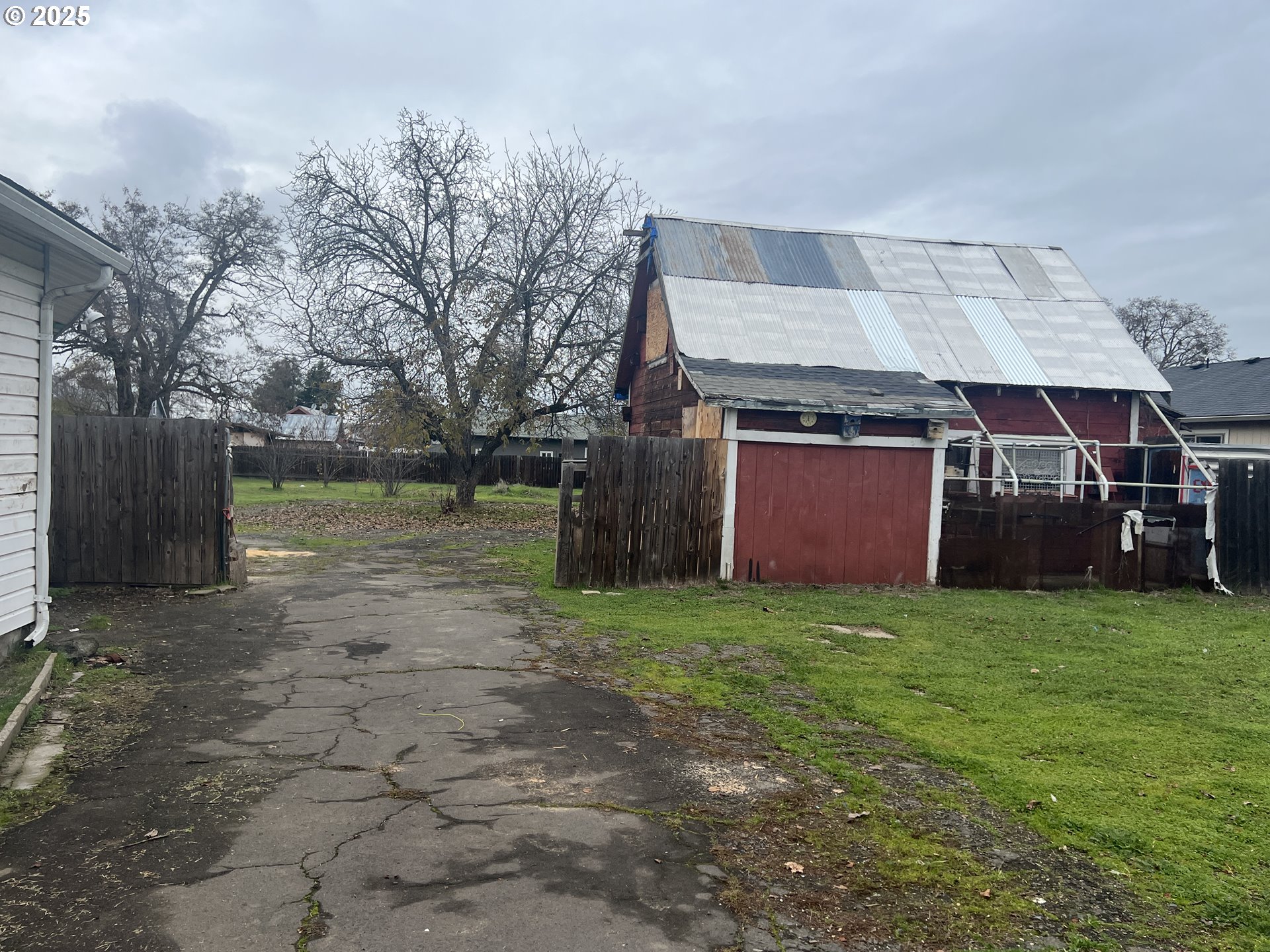 734 Alder Street Medford, OR 97501 - Photo 14 of 31 Barn
