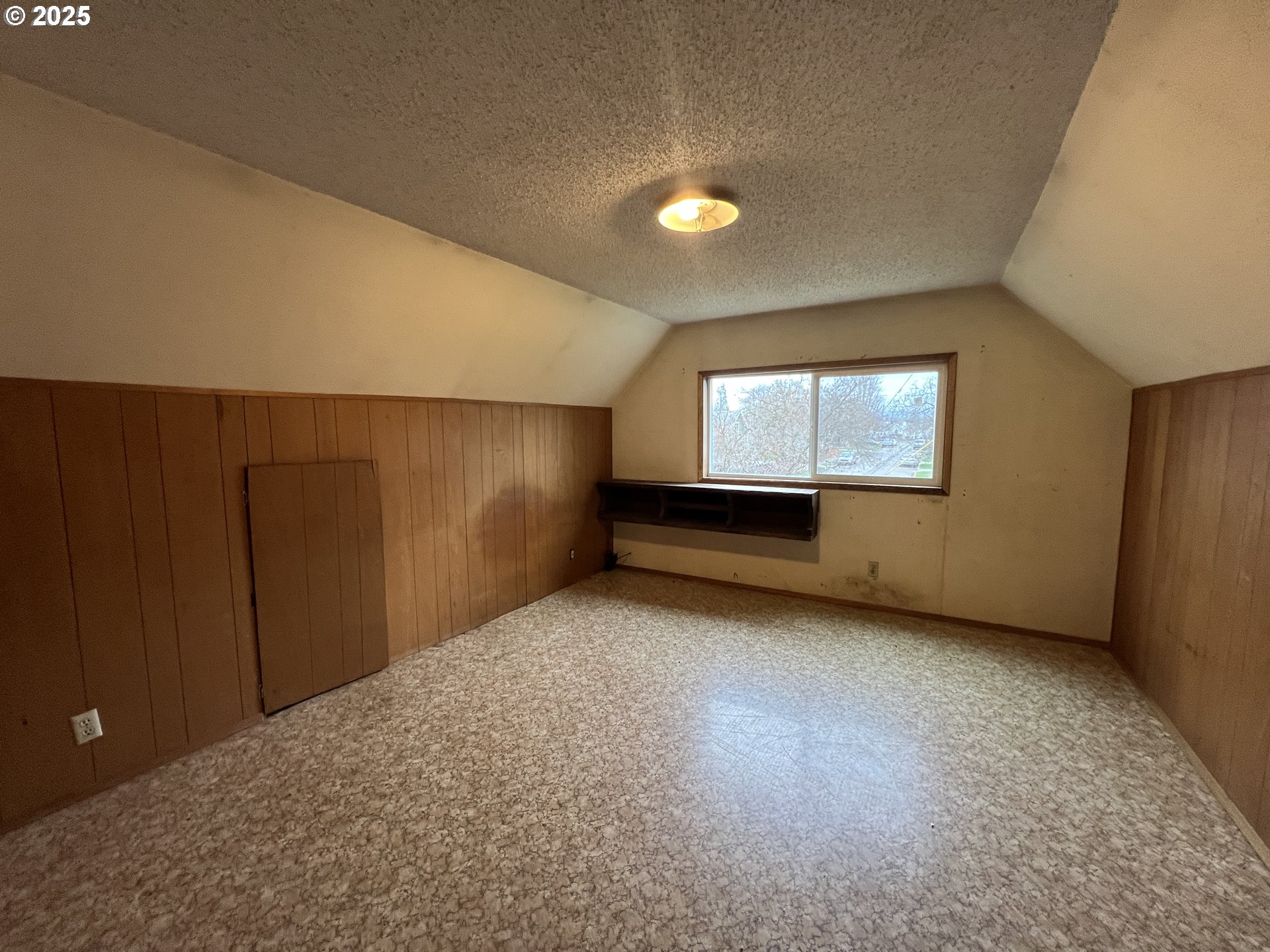 734 Alder Street Medford, OR 97501 - Photo 17 of 31 Bedroom