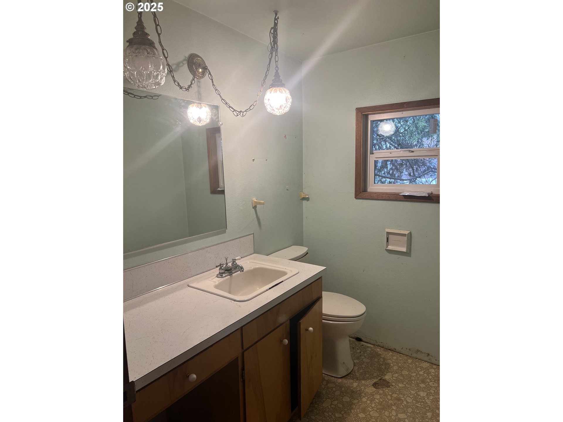 734 Alder Street Medford, OR 97501 - Photo 19 of 31 Bathroom