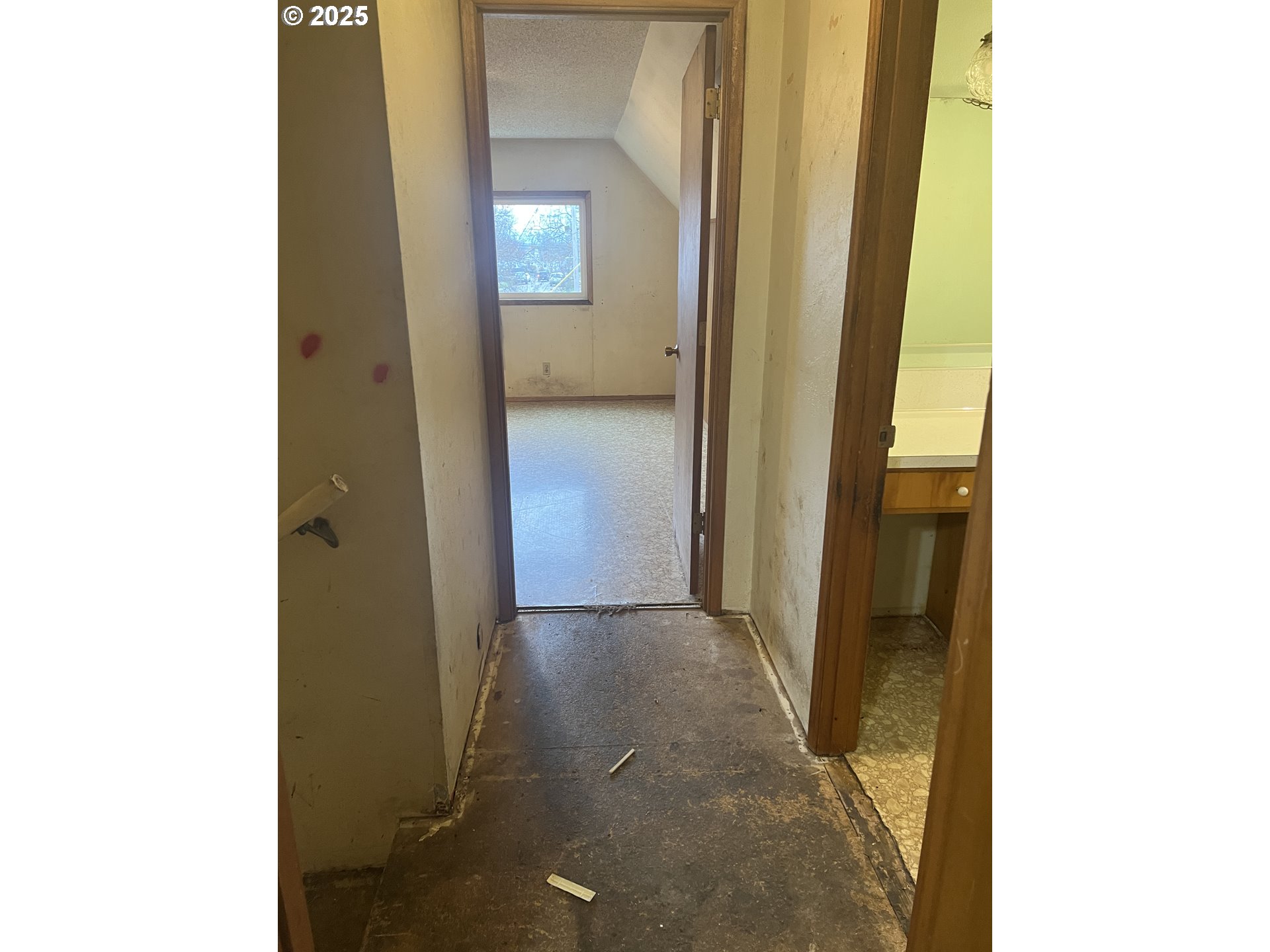 734 Alder Street Medford, OR 97501 - Photo 23 of 31 Hallway