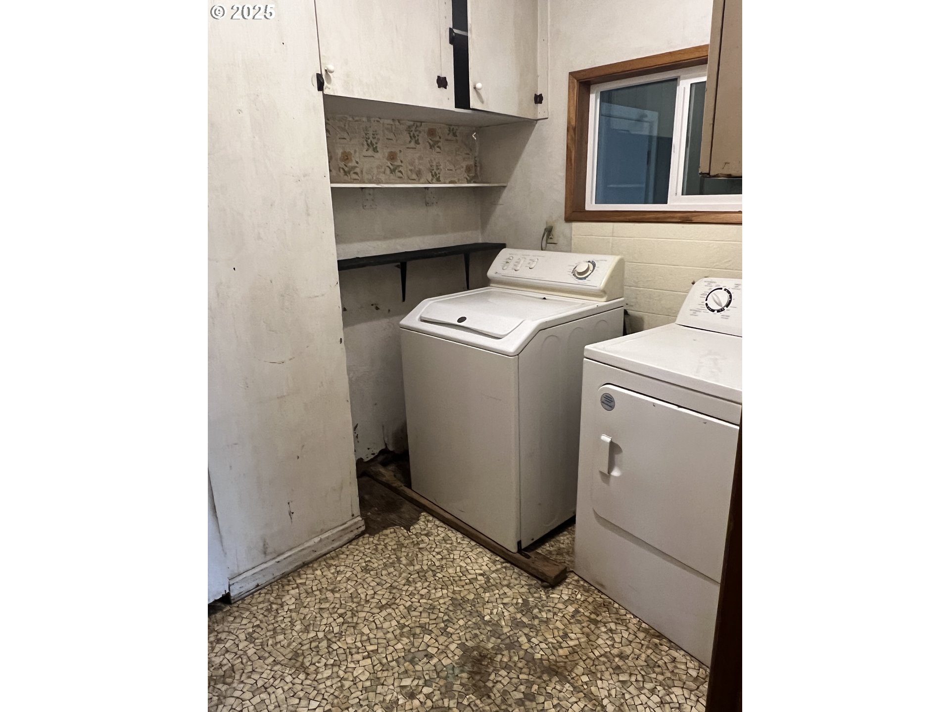 734 Alder Street Medford, OR 97501 - Photo 24 of 31 Laundry