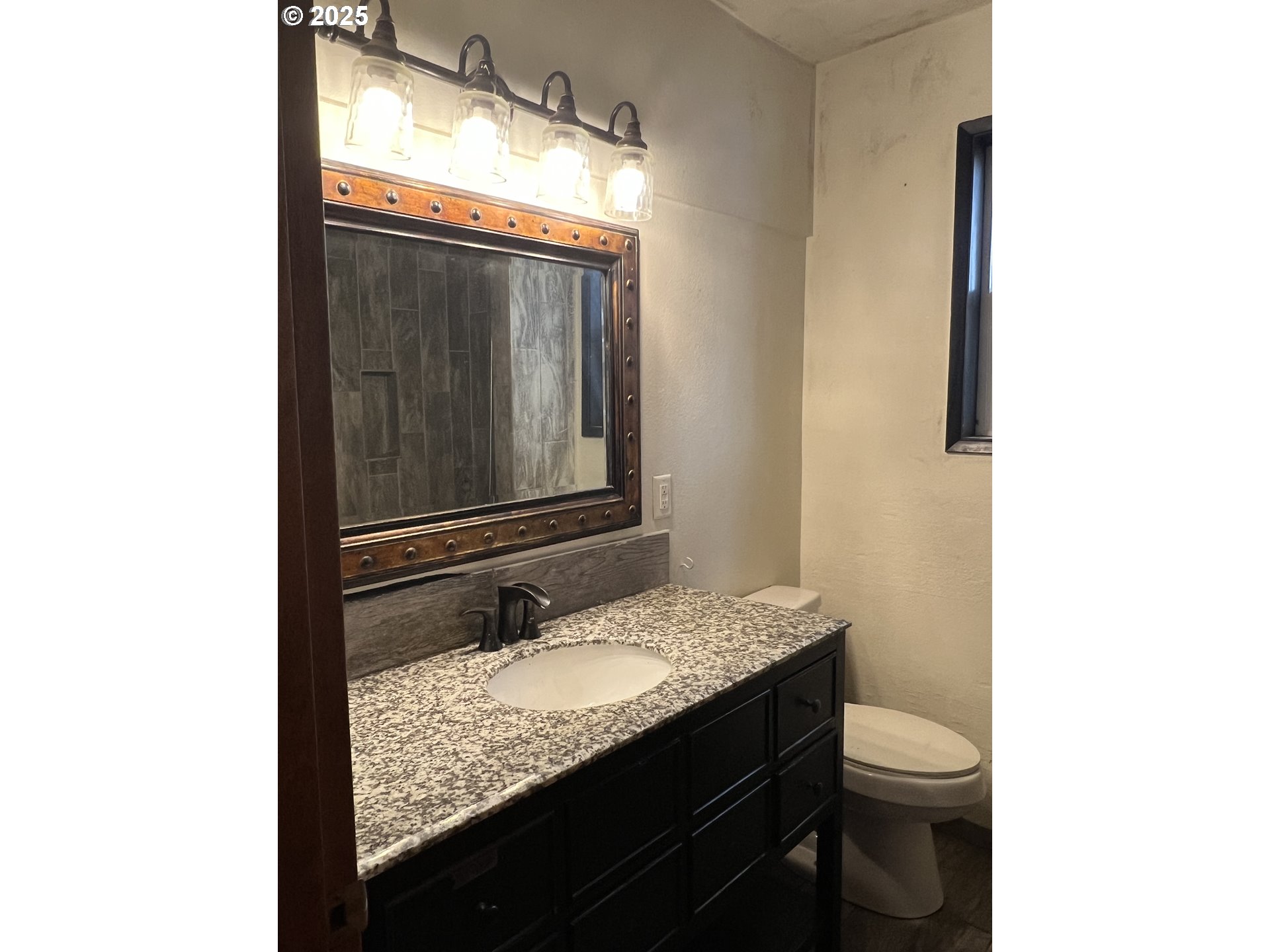 734 Alder Street Medford, OR 97501 - Photo 26 of 31 Bathroom
