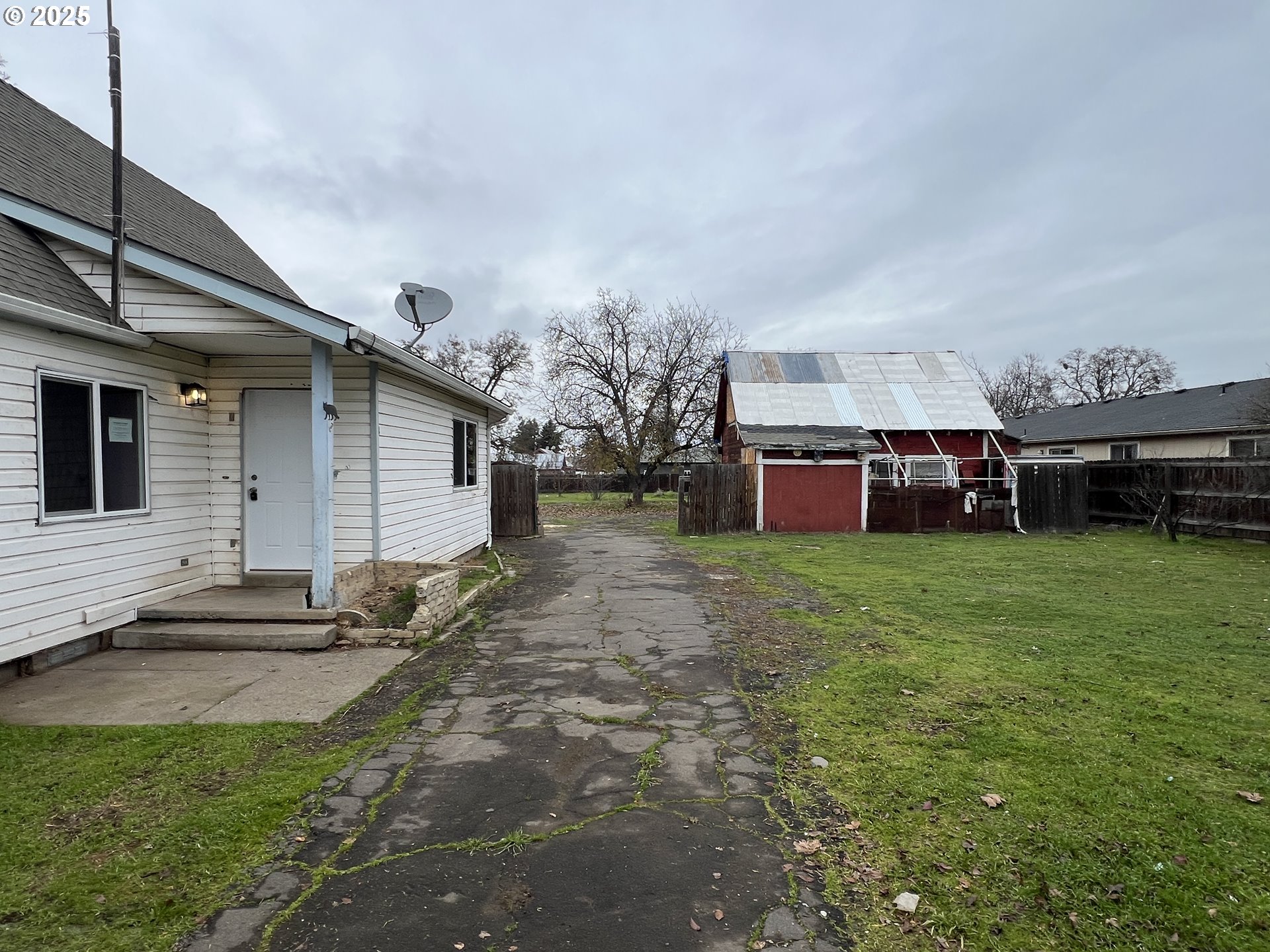 734 Alder Street Medford, OR 97501 - Photo 4 of 31