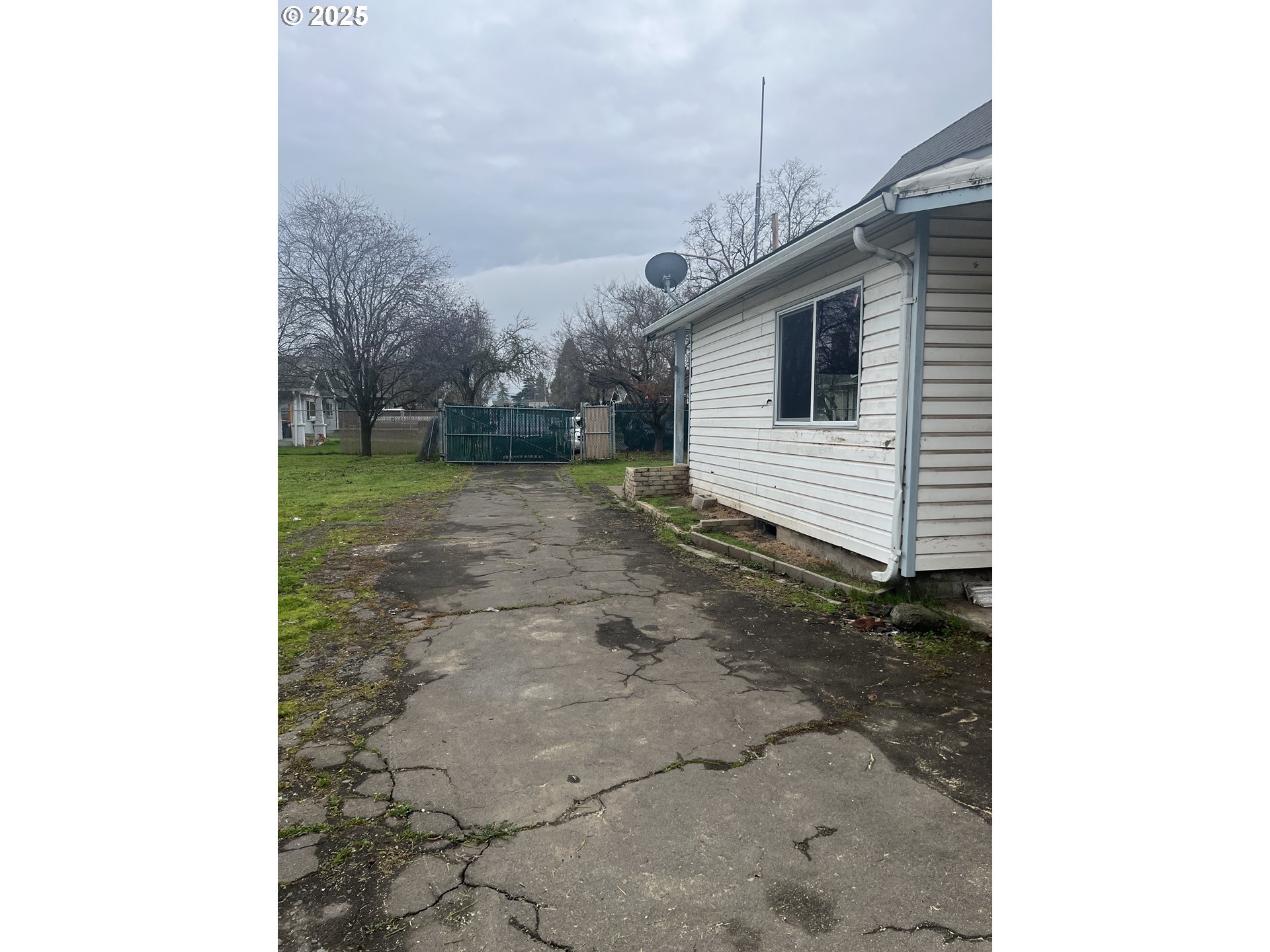 734 Alder Street Medford, OR 97501 - Photo 7 of 31