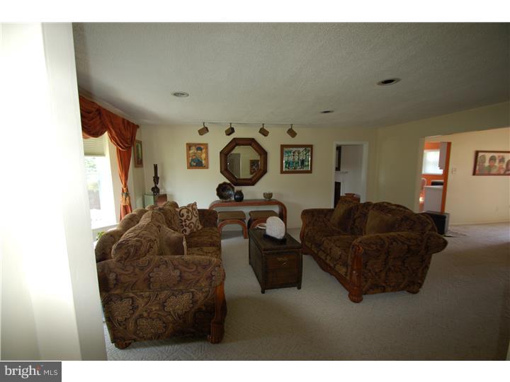 386 Lawrence Road Huntingdon Valley, PA 19006 - Photo 8 of 16 Living Room